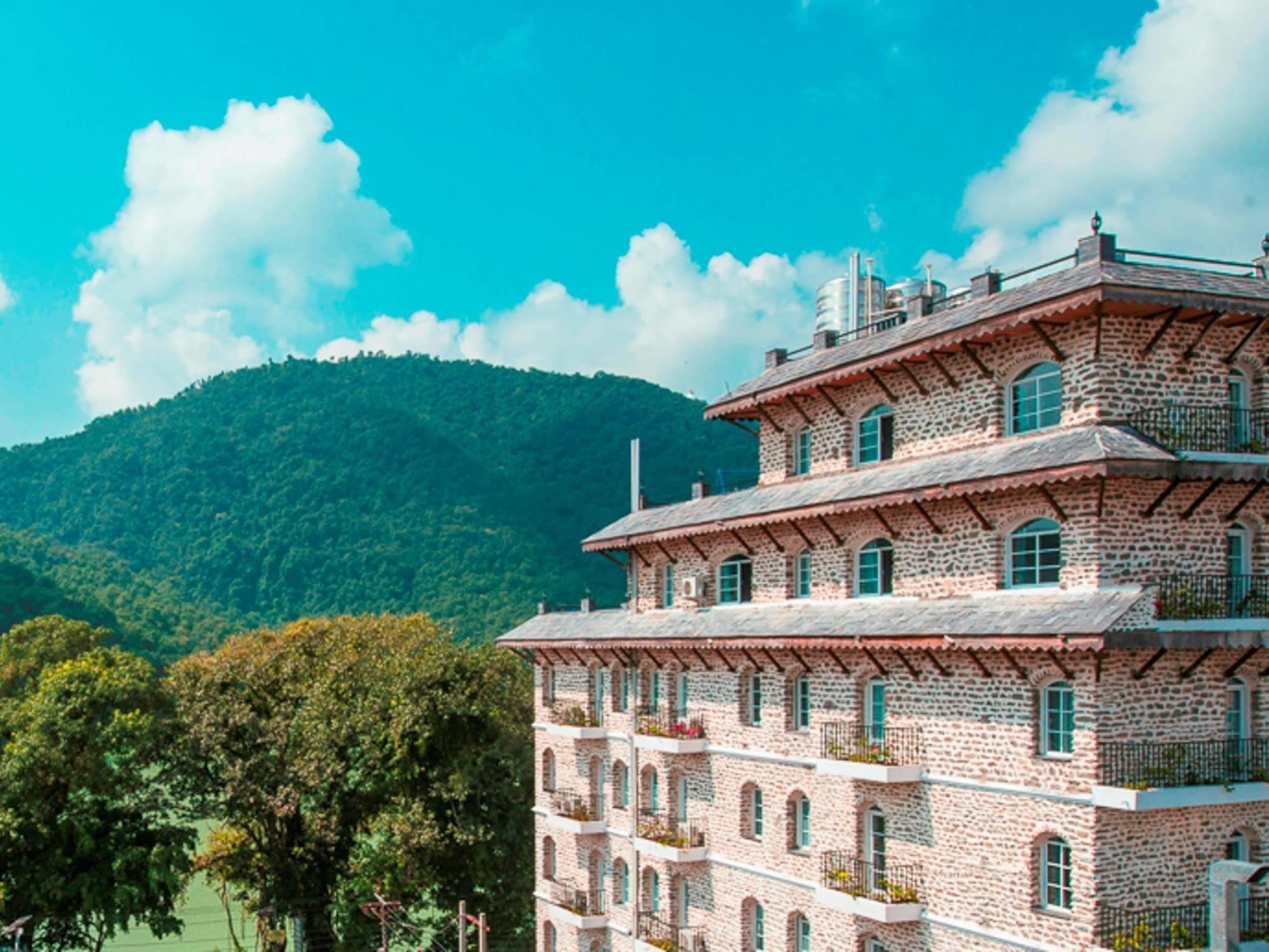 Glacier Hotel & Spa Pokhara Buitenkant foto